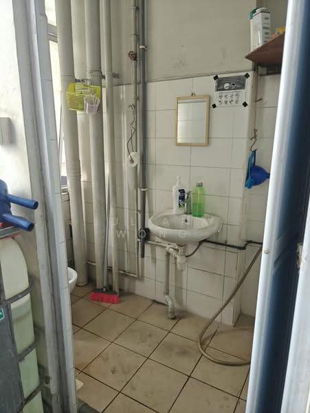 Wcega Plaza, 1 Bukit Batok Crescent, Dairy Farm / Bukit Panjang / Choa Chu Kang, 2,411 sqft, Light Industrial (B1) For Rent, by Juliana Wong, 500288813 - Bathroom - CommercialGuru.com.sg