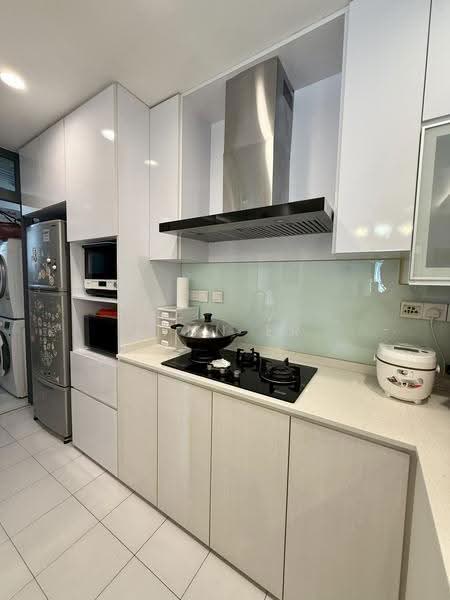 Watermark Robertson Quay, 1 Rodyk Street, Orchard / River Valley, 3 Bedrooms, 1,076 sqft, Apartment For Sale, by Lynn Er, 500288815 - Kitchen - PropertyGuru.com.sg