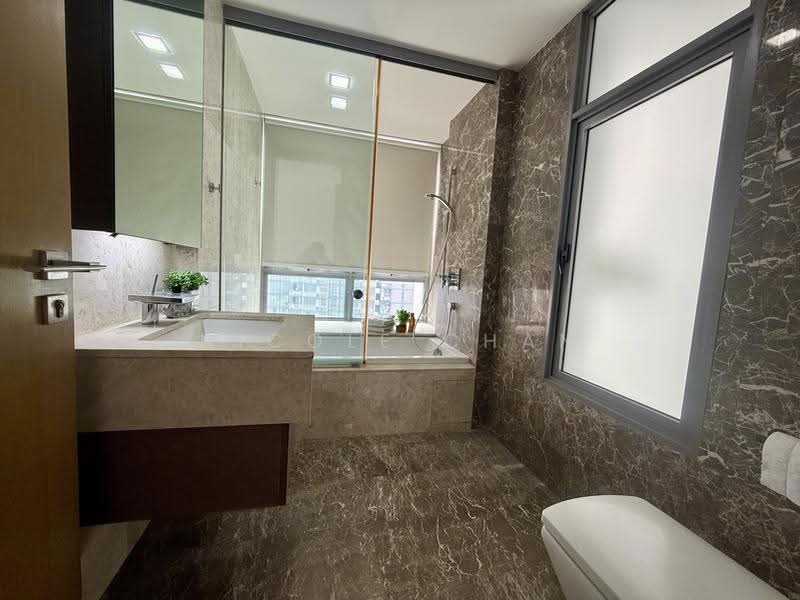 Starlight Suites, 11 River Valley Close, Orchard / River Valley, 2 Bedrooms, 1,076 sqft, Condominium For Sale, by Nicole Chan, 500288827 - Master Bathroom - PropertyGuru.com.sg