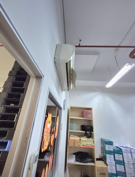 unit is right beside goods lifts!, walking distance to aljunied mrt station!, Eunos / Geylang / Paya Lebar, 1,729 sqft, Light Industrial (B1) For Rent, by Joel Yong, 500288839 - CommercialGuru.com.sg