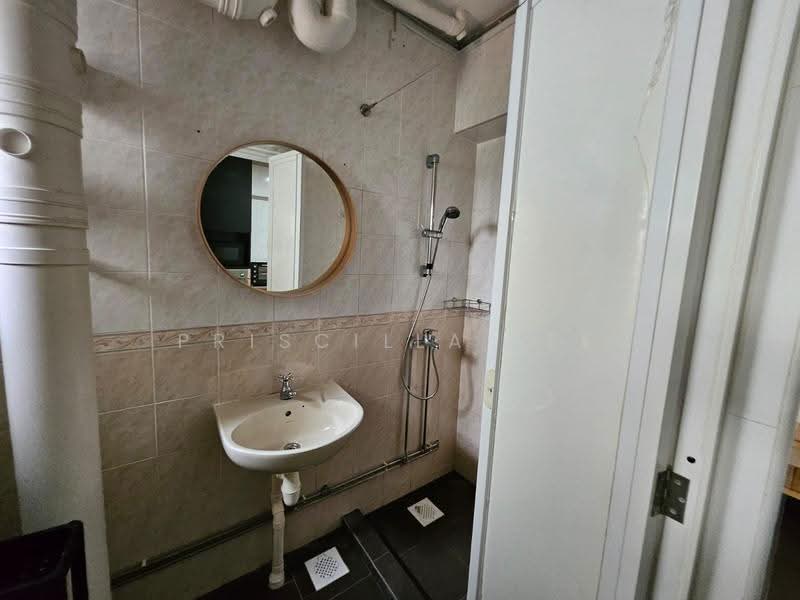 274B Jurong West Street 25, 274B Jurong West Street 25, Boon Lay / Jurong / Tuas, 3 Bedrooms, 1,356 sqft, HDB Flat For Rent, by Priscilla Lee, 500288840 - Bathroom - PropertyGuru.com.sg