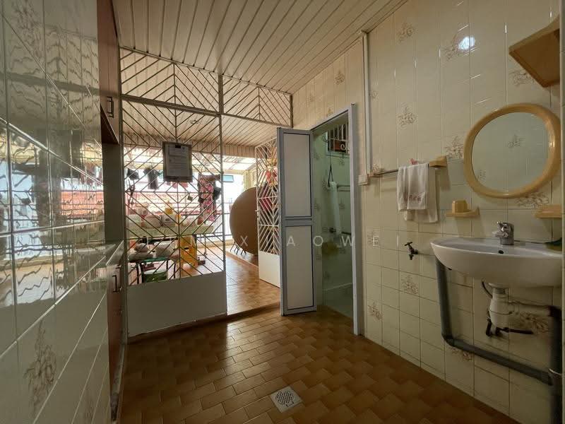 Peakville Avenue, Bedok / Upper East Coast, 5 Bedrooms, 2,723 sqft, Corner Terrace For Sale, by Lim Xiaowei, 500288848 - Bathroom - PropertyGuru.com.sg
