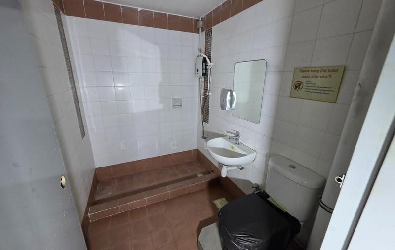 Midview Building, 50 Bukit Batok Street 23, Dairy Farm / Bukit Panjang / Choa Chu Kang, 1,808 sqft, Light Industrial (B1) For Sale, by Eric Liew, 500288854 - Bathroom - CommercialGuru.com.sg