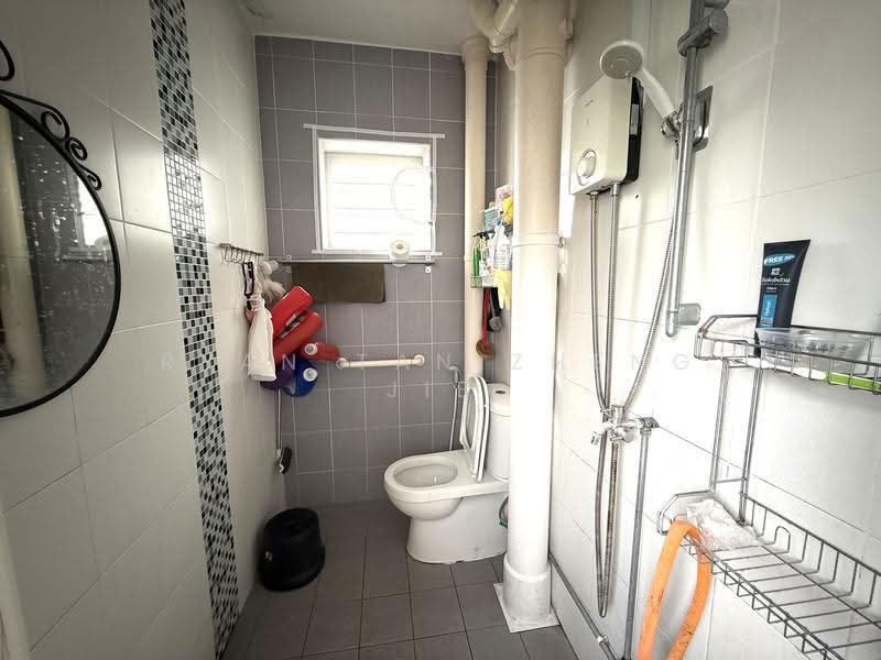 807 Woodlands Street 81, 807 Woodlands Street 81, Admiralty / Woodlands, 6 Bedrooms, 1,894 sqft, HDB Flat For Sale, by Ryan Tan Zheng Jie, 500288910 - Bathroom - PropertyGuru.com.sg