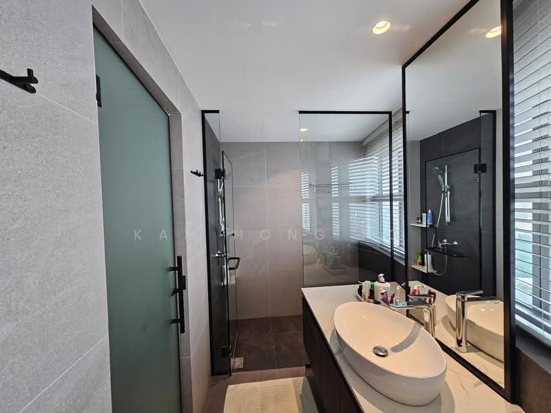 Residences @ Evelyn, 15 Evelyn Road, Newton / Novena, 4 Bedrooms, 2,250 sqft, Condominium For Rent, by Kam Hong Ng, 500288919 - Master Bathroom - PropertyGuru.com.sg