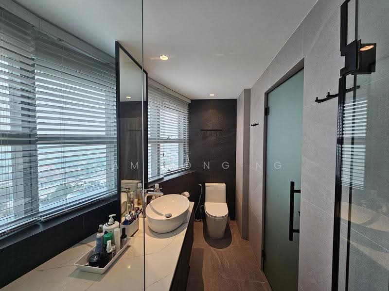 Residences @ Evelyn, 15 Evelyn Road, Newton / Novena, 4 Bedrooms, 2,250 sqft, Condominium For Rent, by Kam Hong Ng, 500288919 - Master Bathroom - PropertyGuru.com.sg