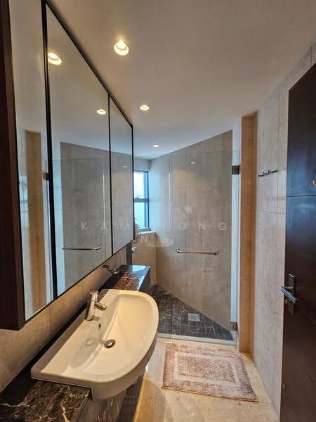 Residences @ Evelyn, 15 Evelyn Road, Newton / Novena, 4 Bedrooms, 2,250 sqft, Condominium For Rent, by Kam Hong Ng, 500288919 - Junior Master Bathroom - PropertyGuru.com.sg