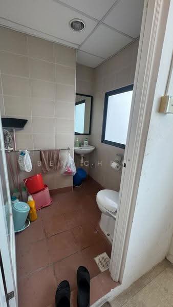 Tradehub 21, 18 Boon Lay Way, Boon Lay / Jurong / Tuas, 861 sqft, Light Industrial (B1) For Rent, by Ben Chew, 500288981 - Bathroom - CommercialGuru.com.sg