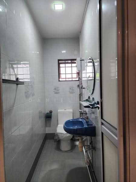 Thomson Garden Estate, Sin Ming Road, Ang Mo Kio / Bishan / Thomson, 3 Bedrooms, 1,700 sqft, Terraced House For Sale, by Daniel Gay, 500288986 - 2nd Floor Bathroom - PropertyGuru.com.sg