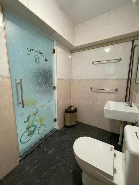 660D Jurong West Street 64, 660D Jurong West Street 64, Boon Lay / Jurong / Tuas, 3 Bedrooms, 1,184 sqft, HDB Flat For Sale, by Jenny Lim, 500289068 - Bathroom - PropertyGuru.com.sg