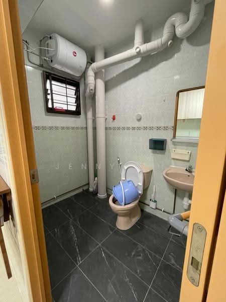 660D Jurong West Street 64, 660D Jurong West Street 64, Boon Lay / Jurong / Tuas, 3 Bedrooms, 1,184 sqft, HDB Flat For Sale, by Jenny Lim, 500289068 - Bathroom - PropertyGuru.com.sg