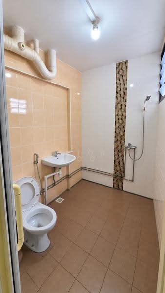 461 Jurong West Street 41, 461 Jurong West Street 41, Boon Lay / Jurong / Tuas, 3 Bedrooms, 1,055 sqft, HDB Flat For Sale, by Alton Boo, 500289080 - Bathroom - PropertyGuru.com.sg