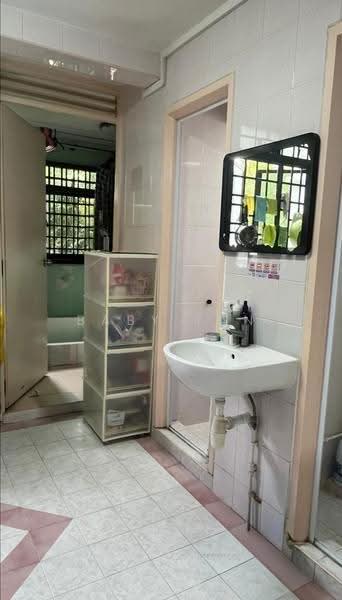 118 Lorong 1 Toa Payoh, 118 Lorong 1 Toa Payoh, Balestier / Toa Payoh, 2 Bedrooms, 700 sqft, HDB Flat For Sale, by Baby Tan, 500289093 - Bathroom - PropertyGuru.com.sg
