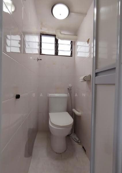 118 Lorong 1 Toa Payoh, 118 Lorong 1 Toa Payoh, Balestier / Toa Payoh, 2 Bedrooms, 700 sqft, HDB Flat For Sale, by Baby Tan, 500289093 - Bathroom - PropertyGuru.com.sg