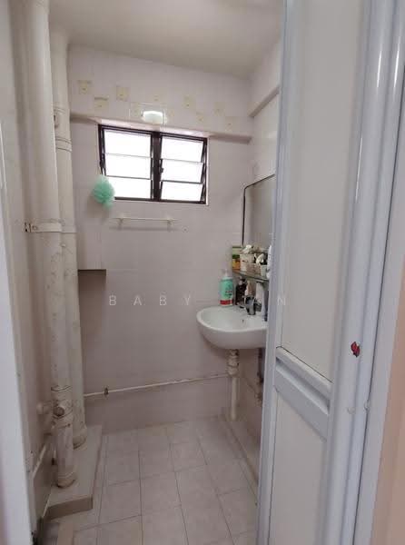 118 Lorong 1 Toa Payoh, 118 Lorong 1 Toa Payoh, Balestier / Toa Payoh, 2 Bedrooms, 700 sqft, HDB Flat For Sale, by Baby Tan, 500289093 - Bathroom - PropertyGuru.com.sg