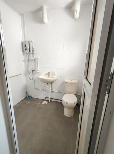 319 Woodlands Street 31, 319 Woodlands Street 31, Admiralty / Woodlands, 2 Bedrooms, 786 sqft, HDB Flat For Rent, by Shanel Liew, 500289094 - Bathroom - PropertyGuru.com.sg