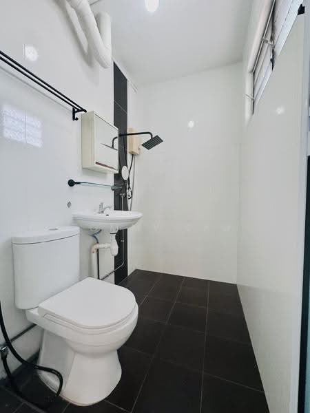 159 Bedok South Avenue 3, 159 Bedok South Avenue 3, Bedok / Upper East Coast, 2 Bedrooms, 893 sqft, HDB Flat For Rent, by Tommy Lau, 500289115 - Bathroom - PropertyGuru.com.sg