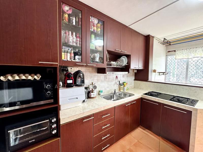 610 Ang Mo Kio Avenue 4, 610 Ang Mo Kio Avenue 4, Ang Mo Kio / Bishan / Thomson, 2 Bedrooms, 731 sqft, HDB Flat For Sale, by Matthew Chan, 500289134 - Well equipped kitchen w ample storage - PropertyGuru.com.sg