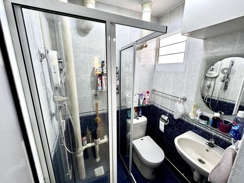610 Ang Mo Kio Avenue 4, 610 Ang Mo Kio Avenue 4, Ang Mo Kio / Bishan / Thomson, 2 Bedrooms, 731 sqft, HDB Flat For Sale, by Matthew Chan, 500289134 - Good size Master Bedroom Bathroom! - PropertyGuru.com.sg