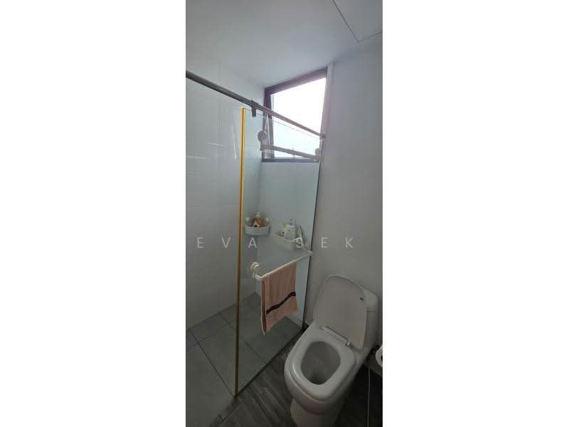 Parc Oasis, 53 Jurong East Avenue 1, Boon Lay / Jurong / Tuas, 3 Bedrooms, 1,227 sqft, Condominium For Sale, by Eva Sek, 500289146 - Bathroom - PropertyGuru.com.sg