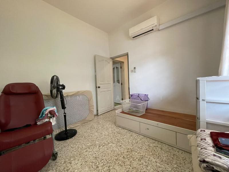 Peakview Estate, Bedok / Upper East Coast, 5 Bedrooms, 2,723 sqft, Corner Terrace For Sale, by Lim Xiaowei, 500289154 - Bedroom - PropertyGuru.com.sg