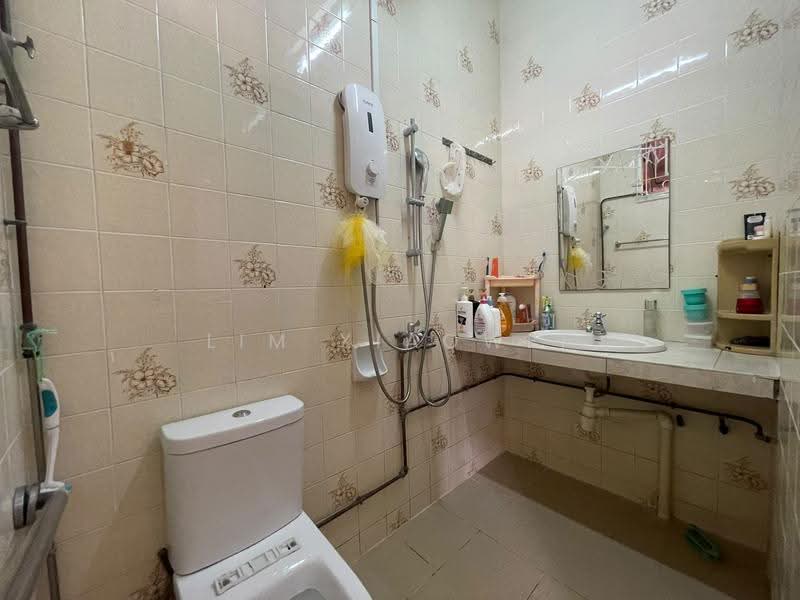Peakview Estate, Bedok / Upper East Coast, 5 Bedrooms, 2,723 sqft, Corner Terrace For Sale, by Lim Xiaowei, 500289154 - Bathroom - PropertyGuru.com.sg