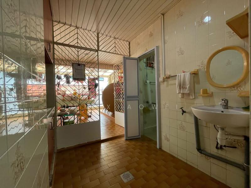 Peakview Estate, Bedok / Upper East Coast, 5 Bedrooms, 2,723 sqft, Corner Terrace For Sale, by Lim Xiaowei, 500289154 - Bathroom - PropertyGuru.com.sg