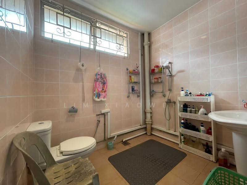 Peakview Estate, Bedok / Upper East Coast, 5 Bedrooms, 2,723 sqft, Corner Terrace For Sale, by Lim Xiaowei, 500289154 - Bathroom - PropertyGuru.com.sg