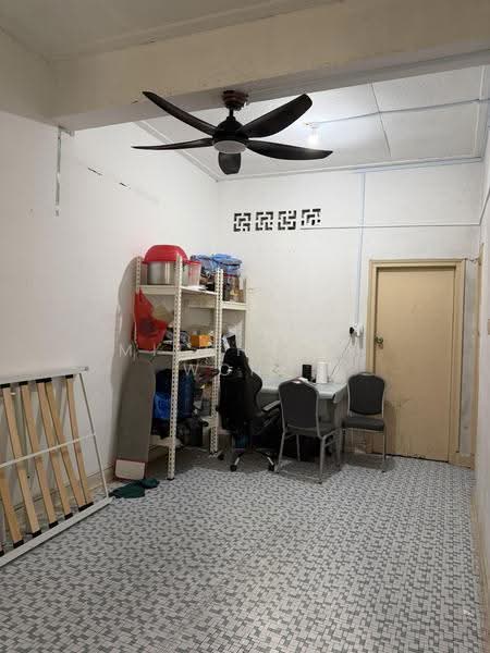 Flanders, Farrer Park / Serangoon Rd, 3 Bedrooms, 1,011 sqft, Walk-up Apartment For Sale, by Mitchelle Wong, 500289187 - Original Living room - PropertyGuru.com.sg
