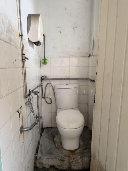 Flanders, Farrer Park / Serangoon Rd, 3 Bedrooms, 1,011 sqft, Walk-up Apartment For Sale, by Mitchelle Wong, 500289187 - Original Bathroom - PropertyGuru.com.sg