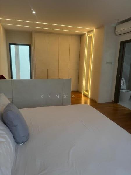 Renovated 3 storey Semi D at Sennett Drive for sale, Sennett Drive, Bedok / Upper East Coast, 5 Bedrooms, 6,000 sqft, Semi-Detached House For Sale, by Kensy ., 500289202 - Bedroom - PropertyGuru.com.sg