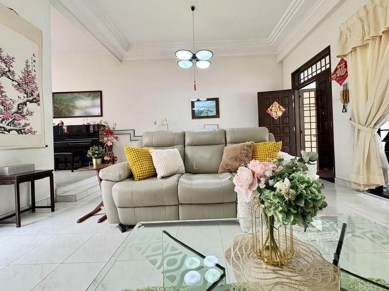 Mins Walk to Kembangan MRT, FreeHold, Jalan Senang, Kembangan, Eunos / Geylang / Paya Lebar, 5 Bedrooms, 3,000 sqft, Terraced House For Sale, by Darrell Chan, 500289215 - Living Room - PropertyGuru.com.sg