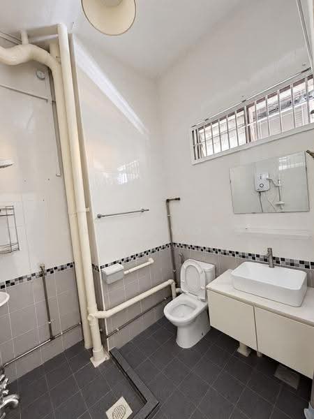 VERASAMY RD, Farrer Park / Serangoon Rd, 678 sqft, Shop / Shophouse For Rent, by Daryl Wong, 500289269 - Bathroom - CommercialGuru.com.sg