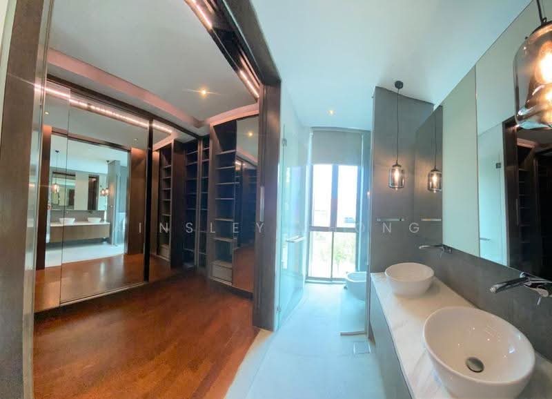 Renovated Ready to Move In Corner Terrace Within 8 Mins to Tanah Merah MRT, Bedok / Upper East Coast, 6 Bedrooms, 6,500 sqft, Corner Terrace For Sale, by Ainsley Chong, 500289317 - Bathroom + Walk in Wardrobe - PropertyGuru.com.sg