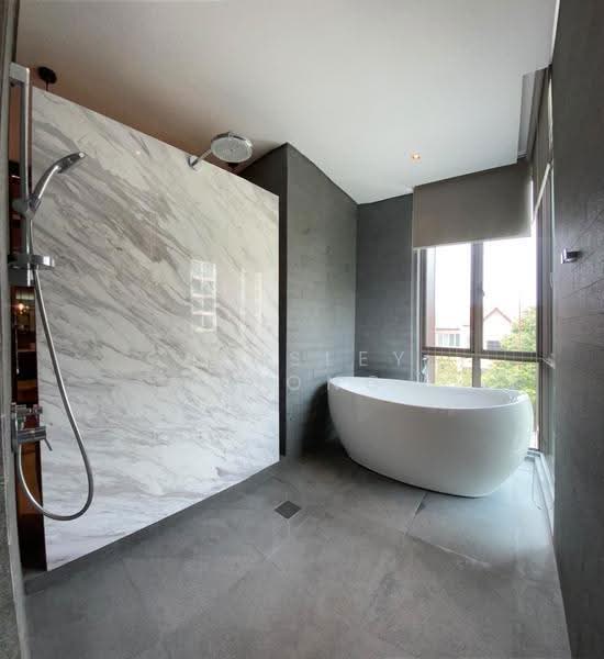 Renovated Ready to Move In Corner Terrace Within 8 Mins to Tanah Merah MRT, Bedok / Upper East Coast, 6 Bedrooms, 6,500 sqft, Corner Terrace For Sale, by Ainsley Chong, 500289317 - Bathroom - PropertyGuru.com.sg