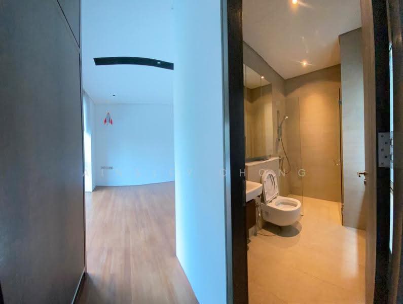 Renovated Ready to Move In Corner Terrace Within 8 Mins to Tanah Merah MRT, Bedok / Upper East Coast, 6 Bedrooms, 6,500 sqft, Corner Terrace For Sale, by Ainsley Chong, 500289317 - Bedroom with ensuite bathroom - PropertyGuru.com.sg