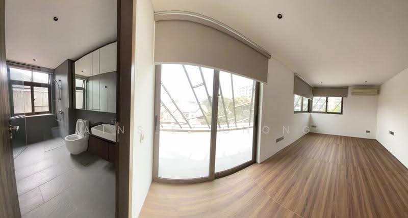 Renovated Ready to Move In Corner Terrace Within 8 Mins to Tanah Merah MRT, Bedok / Upper East Coast, 6 Bedrooms, 6,500 sqft, Corner Terrace For Sale, by Ainsley Chong, 500289317 - Bedroom with ensuite bathroom - PropertyGuru.com.sg