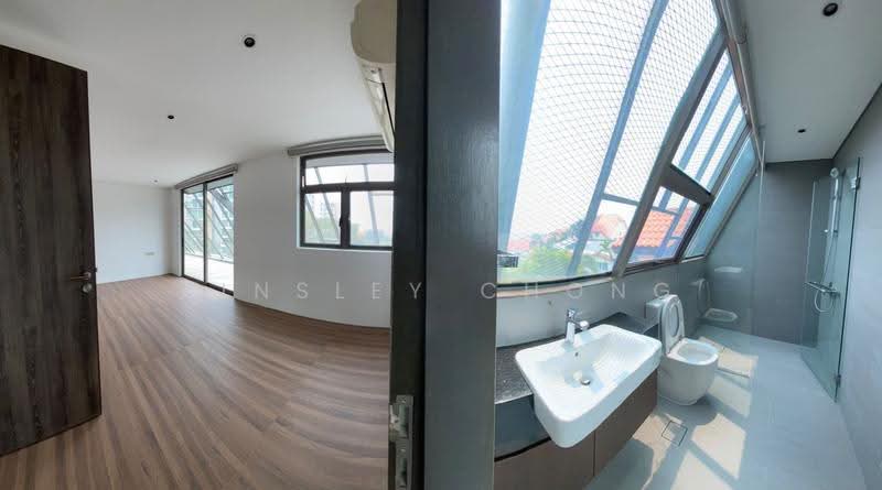 Renovated Ready to Move In Corner Terrace Within 8 Mins to Tanah Merah MRT, Bedok / Upper East Coast, 6 Bedrooms, 6,500 sqft, Corner Terrace For Sale, by Ainsley Chong, 500289317 - Bedroom with ensuite bathroom - PropertyGuru.com.sg
