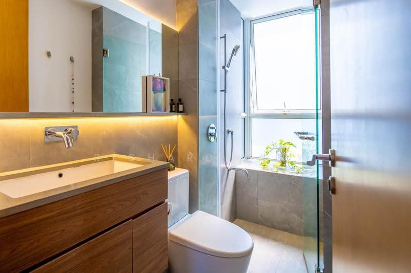 The Regency at Tiong Bahru, 38 Chay Yan Street, Alexandra / Commonwealth, 3 Bedrooms, 1,281 sqft, Condominium For Sale, by Richard Jany, 500289355 - Bathroom - PropertyGuru.com.sg