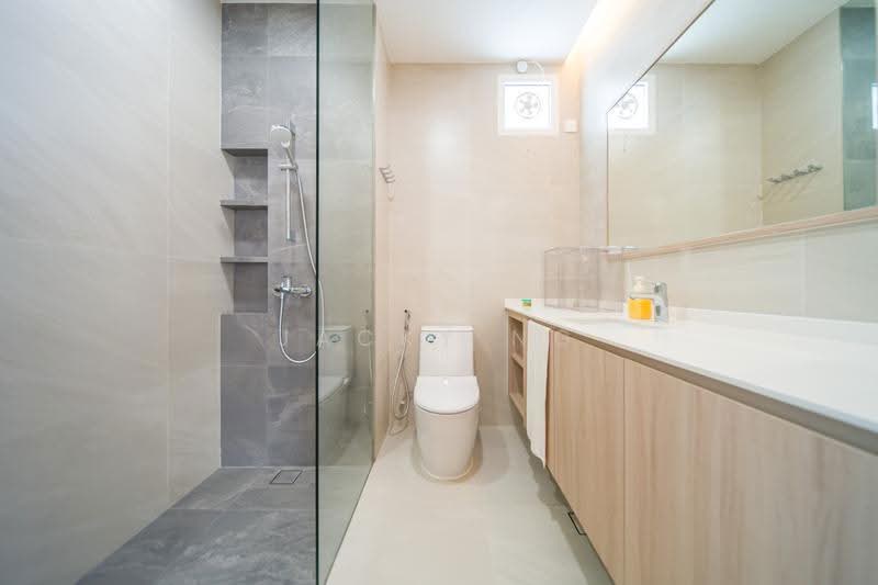 Freehold Semi-D in Bayshore, Sennett Drive, Bedok / Upper East Coast, 5 Bedrooms, 6,000 sqft, Semi-Detached House For Sale, by Jacky Ng, 500289367 - Bathroom - PropertyGuru.com.sg