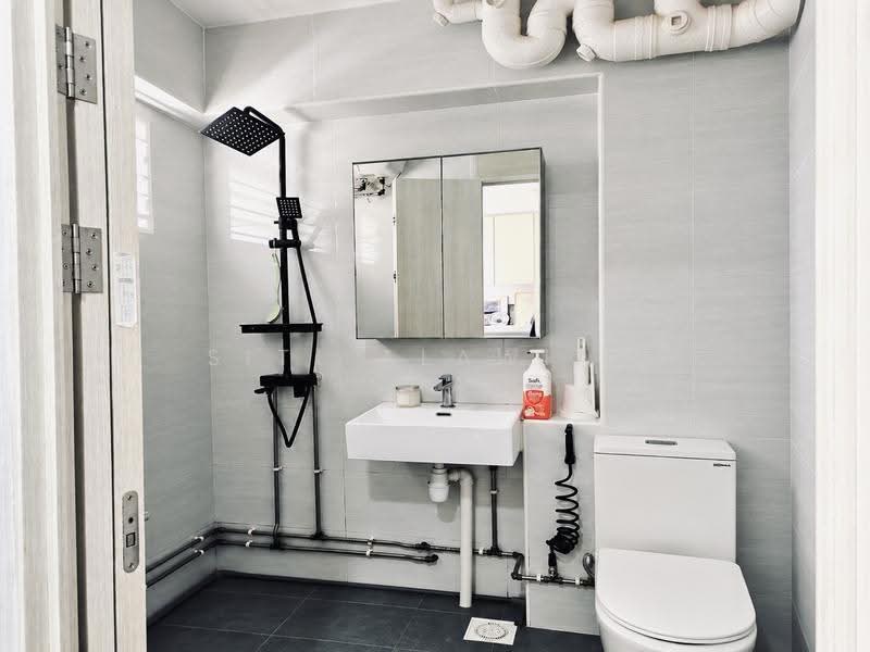 433 Hougang Avenue 8, 433 Hougang Avenue 8, Hougang / Punggol / Sengkang, 4 Bedrooms, 1,313 sqft, HDB Flat For Sale, by Siti Alawiah Ishak, 500289387 - Master Bathroom - PropertyGuru.com.sg