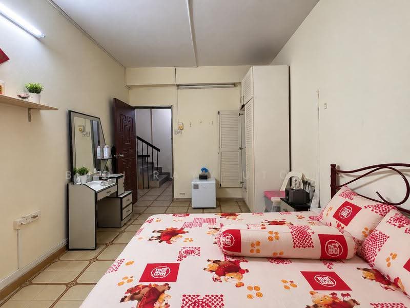 Onan road, Onan road, Bedok / Upper East Coast, 6 Bedrooms, 3,500 sqft, Terraced House For Sale, by Budi Rayy Utomo, 500289390 - Bedroom - PropertyGuru.com.sg