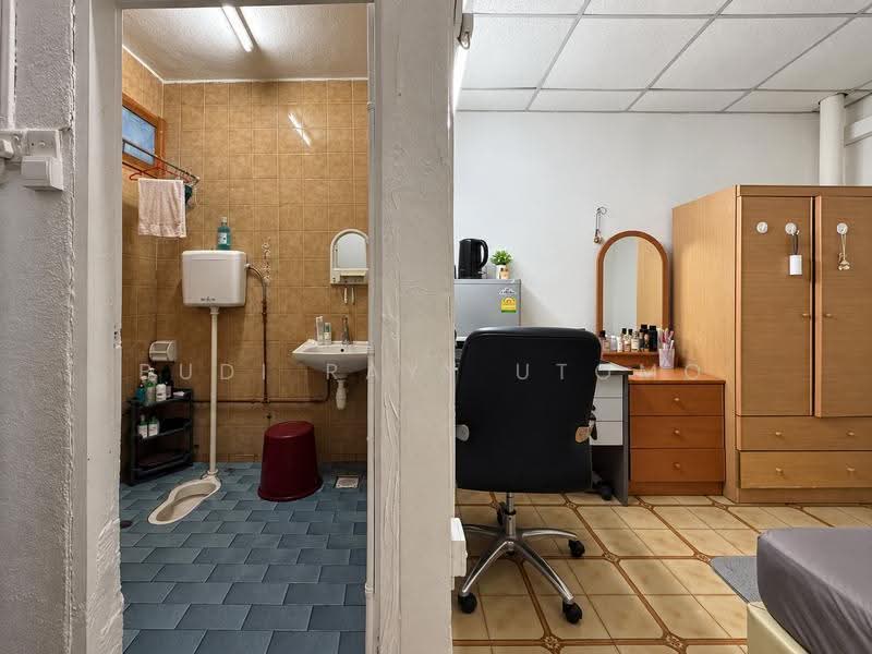 Onan road, Onan road, Bedok / Upper East Coast, 6 Bedrooms, 3,500 sqft, Terraced House For Sale, by Budi Rayy Utomo, 500289390 - Granny’s Room En-suite - PropertyGuru.com.sg