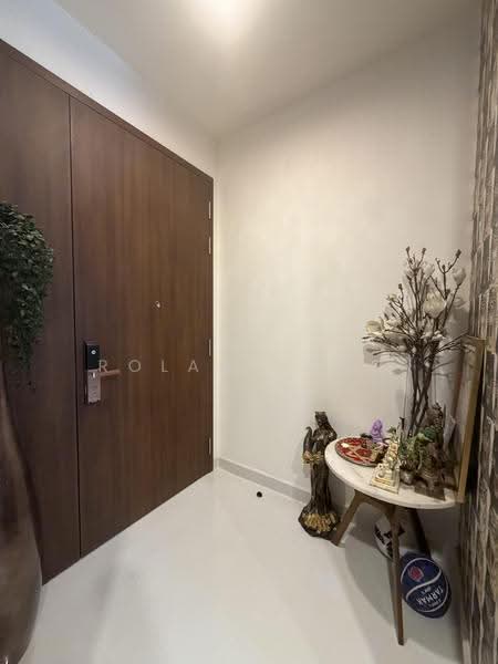 Parksuites, 18 Holland Grove Road, Tanglin / Holland / Bukit Timah, 1 Bedroom, 581 sqft, Condominium For Sale, by Roland Ong, 500289629 - Entrance - PropertyGuru.com.sg