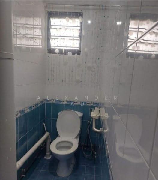 405 Jurong West Street 42, 405 Jurong West Street 42, Boon Lay / Jurong / Tuas, 4 Bedrooms, 1,700 sqft, HDB Flat For Rent, by Alexander Au, 500289655 - Bathroom - PropertyGuru.com.sg
