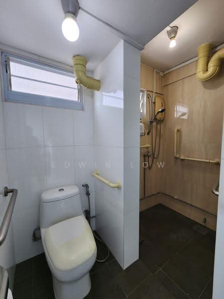 85B Lorong 4 Toa Payoh, 85B Lorong 4 Toa Payoh, Balestier / Toa Payoh, 2 Bedrooms, 731 sqft, HDB Flat For Rent, by Edwin Low, 500289709 - Bathroom - PropertyGuru.com.sg
