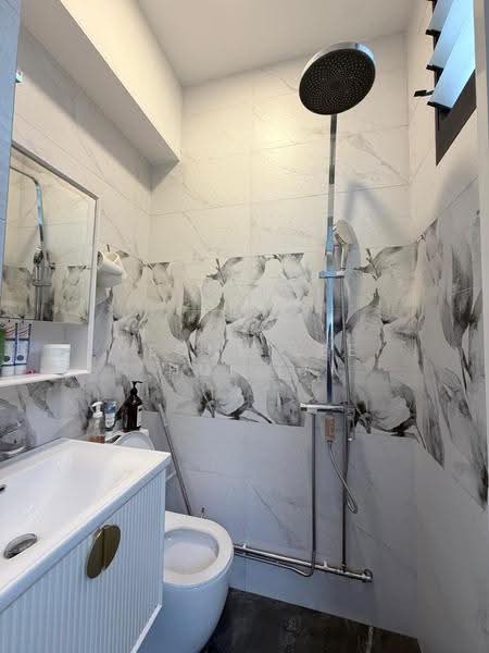 United Mansion, 592-614 East Coast Road, East Coast / Marine Parade, 3 Bedrooms, 1,141 sqft, Apartment For Sale, by Veonh Lee Hui Li, 500289775 - Bathroom - PropertyGuru.com.sg
