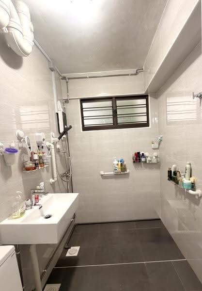 557 Hougang Street 51, 557 Hougang Street 51, Hougang / Punggol / Sengkang, 3 Bedrooms, 1,141 sqft, HDB Flat For Sale, by Azmi Talib, 500289785 - Bathroom - PropertyGuru.com.sg