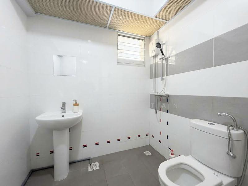 429B Bedok North Woods, 429B Bedok North Road, Bedok / Upper East Coast, 2 Bedrooms, 743 sqft, HDB Flat For Sale, by Timothy Tan, 500289805 - Bathroom - PropertyGuru.com.sg