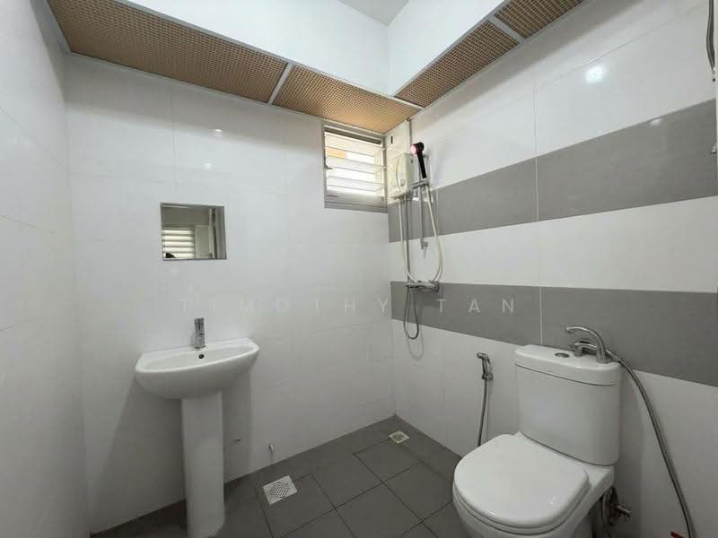429B Bedok North Woods, 429B Bedok North Road, Bedok / Upper East Coast, 2 Bedrooms, 743 sqft, HDB Flat For Sale, by Timothy Tan, 500289805 - Bathroom - PropertyGuru.com.sg